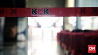 Petugas Komisi Pemberantasan Korupsi (KPK) saat melakukan penggeledahan di salah satu kantor pemerintahan terkait kasus korupsi.
