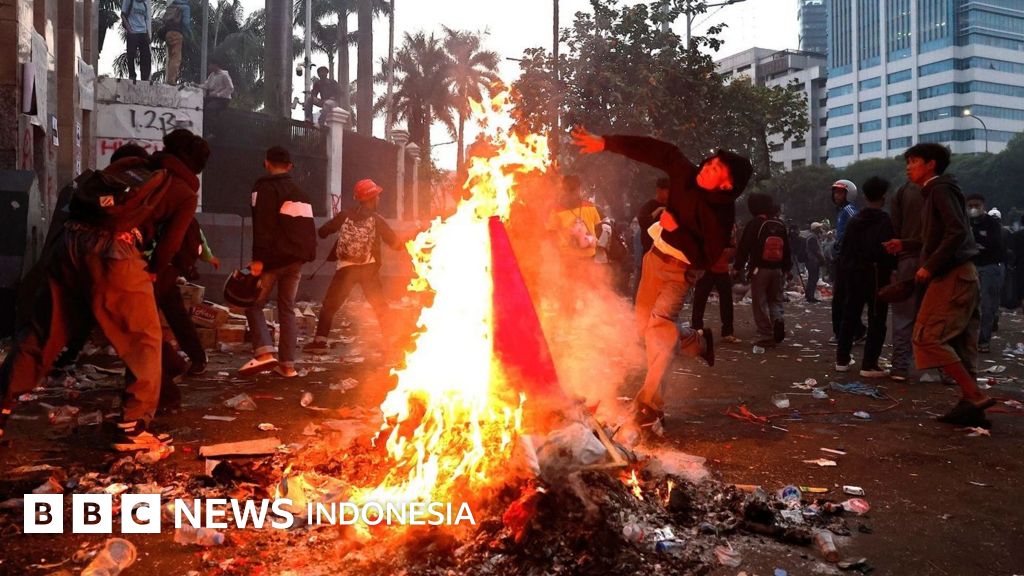 Petugas kepolisian berjaga di sekitar Gedung DPR/MPR RI pasca-kerusuhan 27 Agustus.