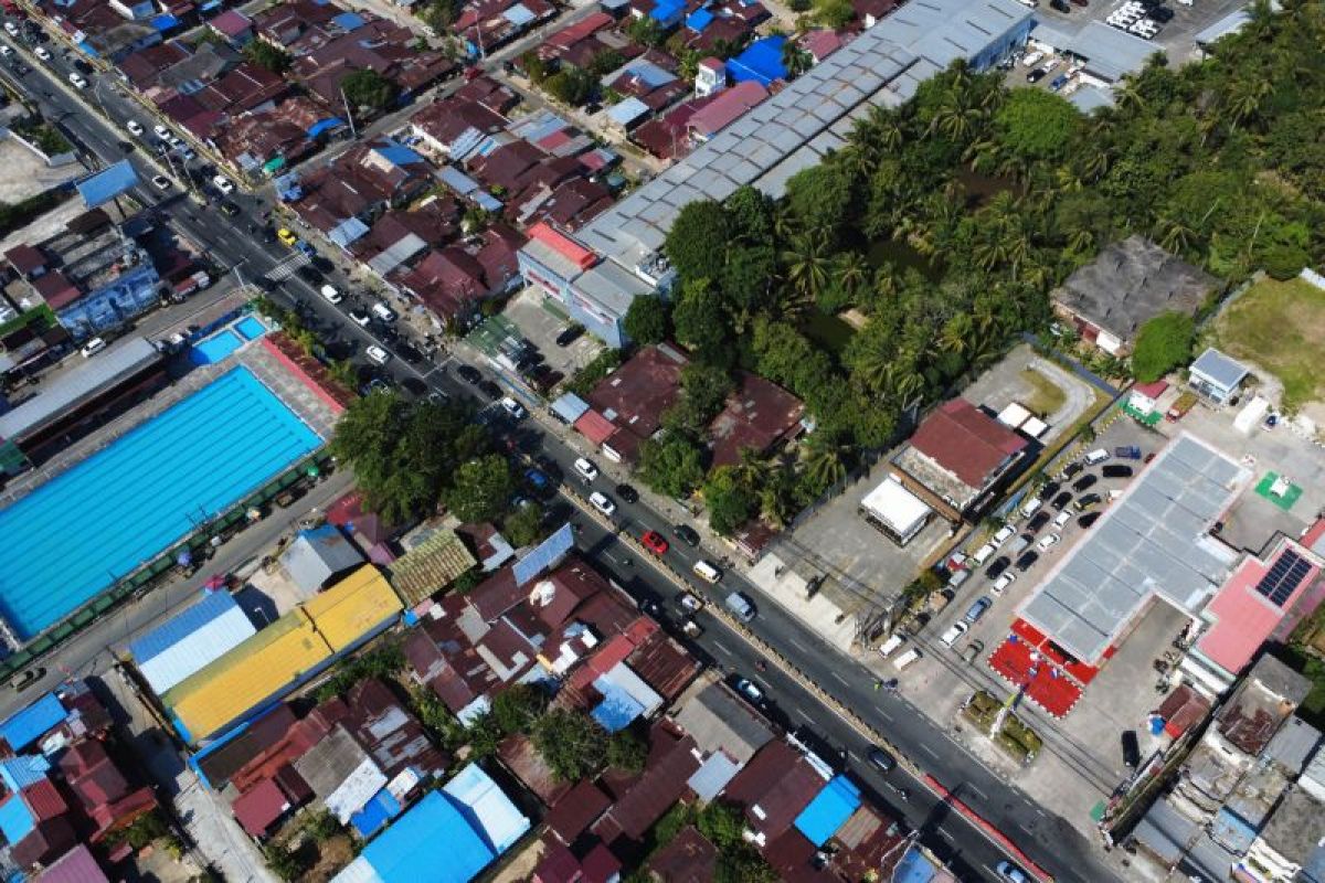 Antrean panjang kendaraan mengisi BBM subsidi Pertalite di SPBU di Balikpapan yang mengular hingga 1-2 kilometer dalam beberapa bulan terakhir. ANTARA FOTO/Angga Palguna