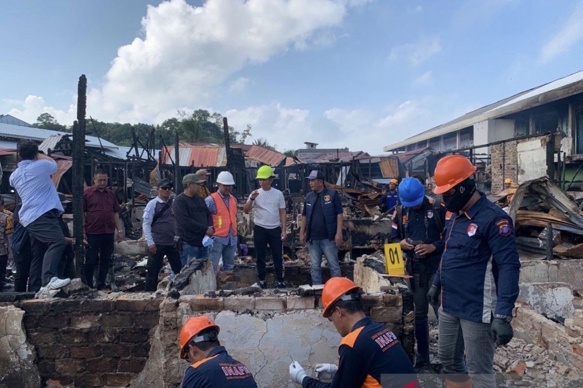 Pedagang Pasar Sepinggan Balikpapan meninjau lokasi kios mereka yang ludes terbakar beberapa waktu lalu. Kini, Pemkot Balikpapan berupaya keras menyediakan tempat penampungan sementara (TPS) agar mereka dapat segera kembali beraktivitas.