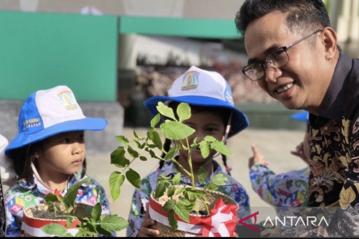 Anak-anak usia dini berpartisipasi dalam program Gembira Ceria, menanam bibit pohon sebagai bagian dari edukasi dan literasi lingkungan Pemerintah Kota Balikpapan.