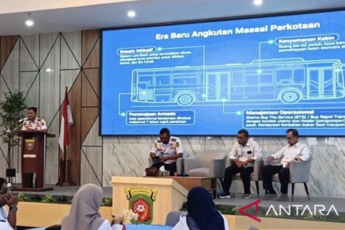 Petugas Pemkot Samarinda saat mensosialisasikan Peraturan Daerah tentang Penyelenggaraan Transportasi kepada masyarakat.
