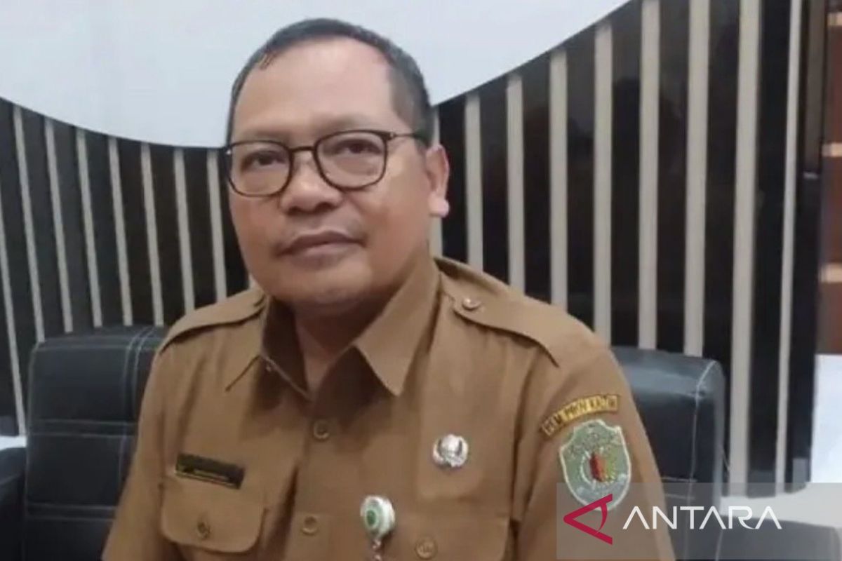 Seorang warga memakai masker di area publik, sebagai langkah antisipasi lonjakan kasus Infeksi Saluran Pernapasan Akut (ISPA) di Kalimantan Timur.