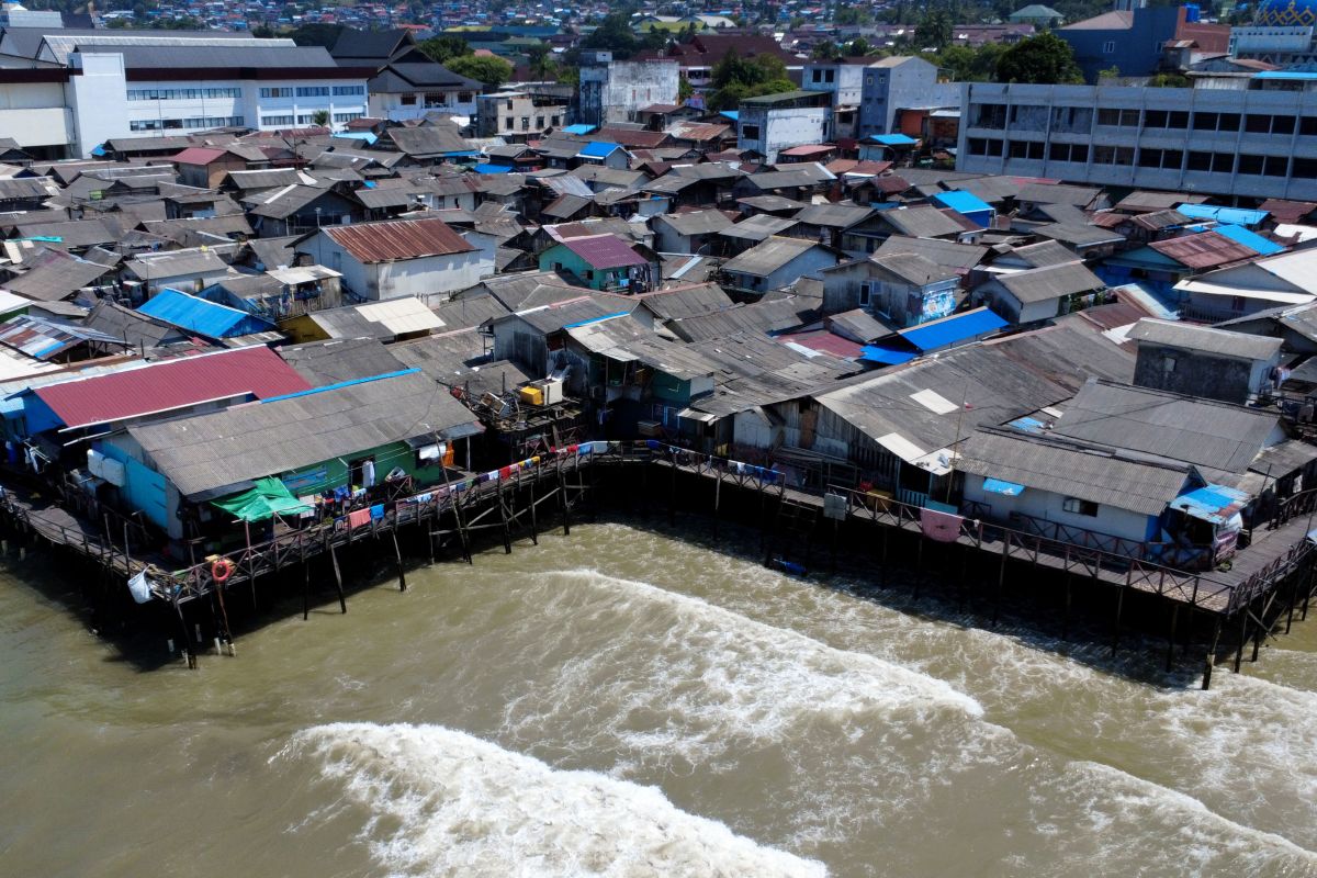 Aktivitas ekonomi masyarakat di salah satu sudut perkotaan Kalimantan Timur, mencerminkan dinamika upaya pengentasan kemiskinan.
