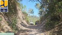 Petugas Kementerian Pekerjaan Umum melakukan penanganan pasca-longsor untuk membuka kembali akses jalan di Pulau Palue, Kabupaten Sikka, Nusa Tenggara Timur.
