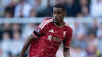 Roberto Firmino dan Alexander Isak saat sesi latihan di Melwood, beberapa waktu lalu. Firmino memberikan dukungan moral penuh agar Isak dapat segera menunjukkan kualitas terbaiknya di Liverpool.