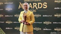 Anggota DPR RI Karmila Sari (tengah) menerima penghargaan detikSumatera Awards 2026 sebagai Figur Akselerator Kemajuan atas dedikasinya di bidang kepedulian sosial dan hunian layak, termasuk pemerataan pendidikan dan pemberdayaan perempuan.