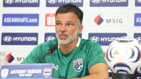 Pelatih Thailand Anthony Hudson memberikan instruksi kepada timnya jelang leg kedua final Piala AFF 2026 melawan Vietnam.