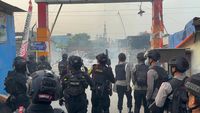 Petugas gabungan BNN dan Brimob Polda Metro Jaya saat melakukan operasi pemberantasan narkoba di salah satu wilayah permukiman.