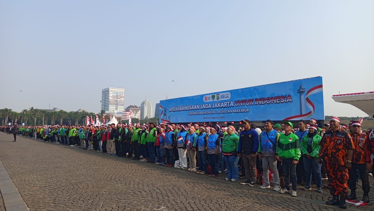 Kapolda Metro Jaya Komjen Asep Edi Suheri (kiri) bersama Pangdam Jaya Letjen TNI Deddy Suryadi (kanan) saat memimpin Apel Kebangsaan 'Jaga Jakarta untuk Indonesia' di Monas, Sabtu (8/8/2026). Ribuan perwakilan Ormas dan pengemudi ojek online turut hadir dalam acara tersebut.
