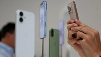 Tiga unit iPhone 17 dalam berbagai warna menunjukkan antarmuka pengguna yang bersih, merepresentasikan dominasi pasar global pada Q2 2026.