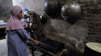 Tim kepolisian dan petugas terkait melakukan olah TKP di lokasi ledakan gas di Kampung Pulo Kapuk, Cikarang Utara, Kabupaten Bekasi.