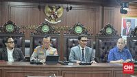Koordinator Aliansi Masyarakat Pati Bersatu (AMPB), Supriyono alias Botok, setelah rekeningnya di Bank Mandiri dipulihkan menyusul penangguhan sementara.