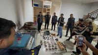 Petugas Bareskrim Polri menggeledah sebuah ruko di Sunter, Jakarta Utara, yang dijadikan markas sindikat penyelundupan emas ilegal selama delapan bulan terakhir.