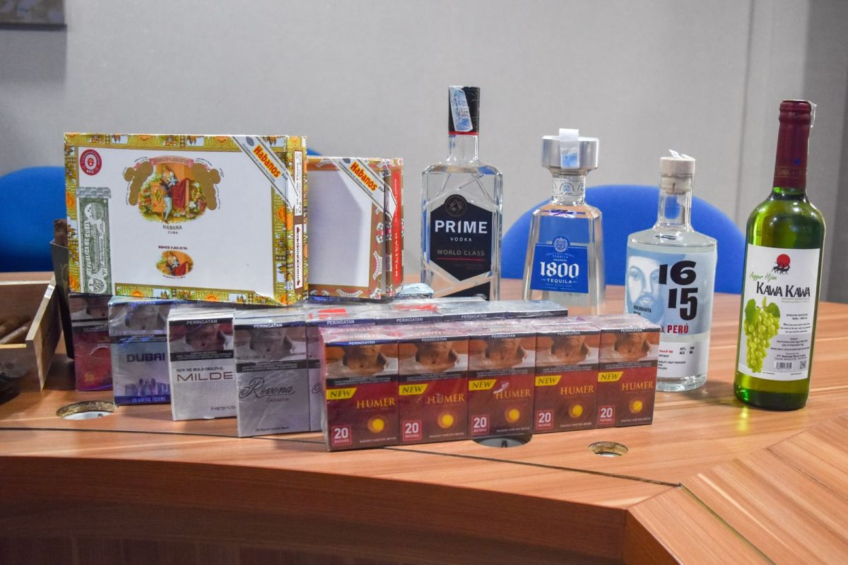 Petugas Bea Cukai Jakarta mengawasi proses pemusnahan jutaan batang rokok ilegal dan ribuan liter minuman beralkohol ilegal di fasilitas pemusnahan khusus.