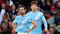 Josko Gvardiol (kanan) beradaptasi di Manchester City dengan bimbingan pemain senior seperti John Stones dan Bernardo Silva.