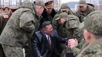 Kim Jong Un dan Presiden Rusia Vladimir Putin saat pertemuan, memperkuat kerja sama yang kini menjadi sumber pendapatan vital bagi rezim Korea Utara di tengah perang Ukraina.