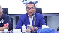 Instruktur selam profesional sedang memberikan pengarahan tentang keselamatan dan teknik menyelam.