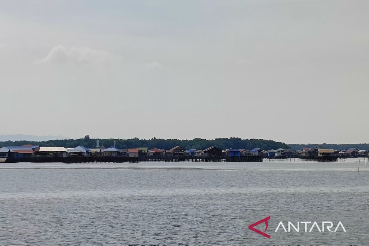 Potret kehidupan sehari-hari warga di Bontang Kuala, kampung nelayan terapung yang ikonik di pesisir Kalimantan Timur.