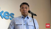 Petugas melakukan inspeksi di sebuah dapur komersial, memastikan standar higiene dan sanitasi terpenuhi sesuai peraturan. (Foto: Dok. BGN)