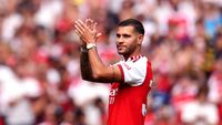 Paul Scholes, legenda Manchester United, saat menyampaikan pandangan kritisnya mengenai potensi transfer Bruno Guimaraes ke Arsenal dan dampaknya pada gaya permainan tim.