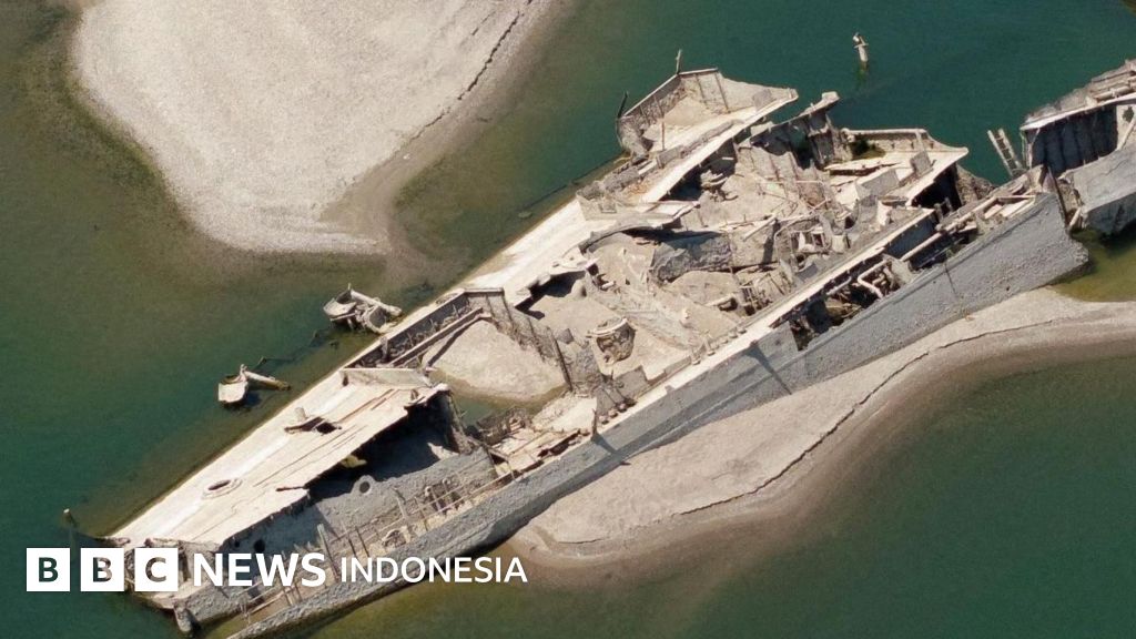 Sungai Danube yang mengering di Eropa tengah memperlihatkan dasar sungai yang retak dan bangkai kapal perang era Perang Dunia II yang tenggelam, menyingkap peninggalan bersejarah akibat kekeringan ekstrem.