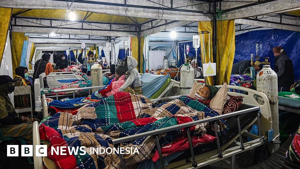 Tim SAR gabungan melakukan pencarian korban di lokasi terdampak gempa bumi Magnitudo 7,7 di Nusa Tenggara Timur.