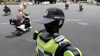 Robot polisi lalu lintas berbasis AI beroperasi di jalanan Hangzhou, Tiongkok, menggunakan kamera dan radar untuk mengawasi arus kendaraan dan mendeteksi pelanggaran.