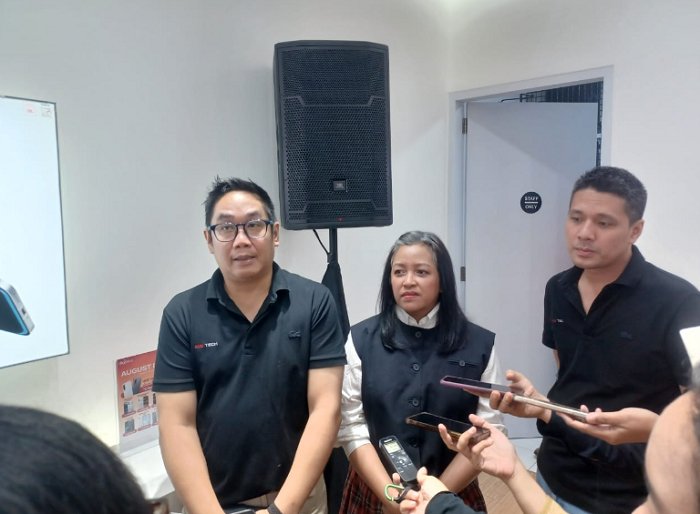 Seorang pengunjung melihat deretan ponsel pintar di salah satu gerai Digiplus. Kenaikan harga gadget yang signifikan kini menjadi tantangan bagi peritel dan konsumen di Indonesia.