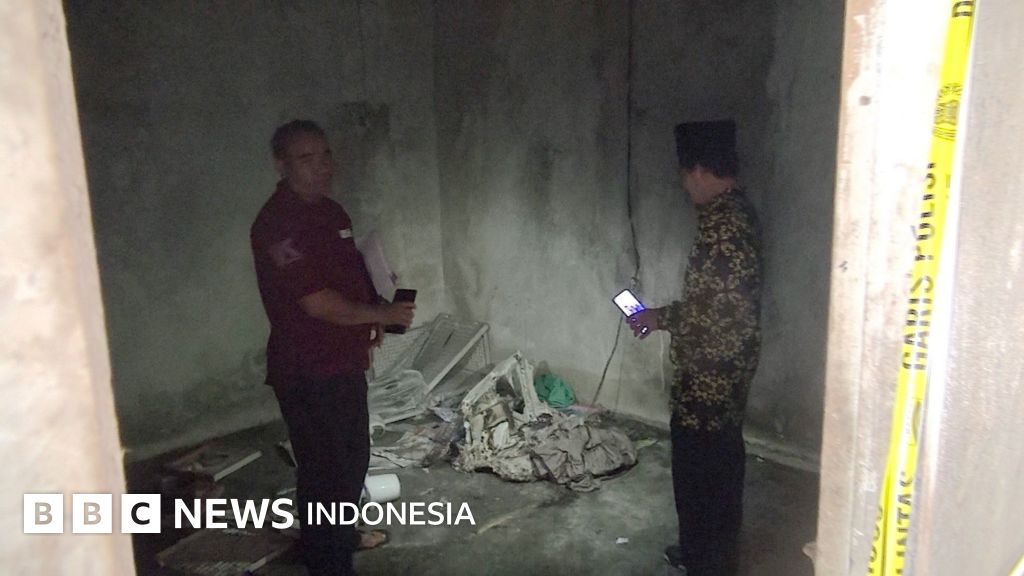 Tim penyelamat mengevakuasi korban insiden kebakaran. Kasus kebakaran pesantren di Lombok yang menewaskan santri baru terungkap setelah enam bulan.