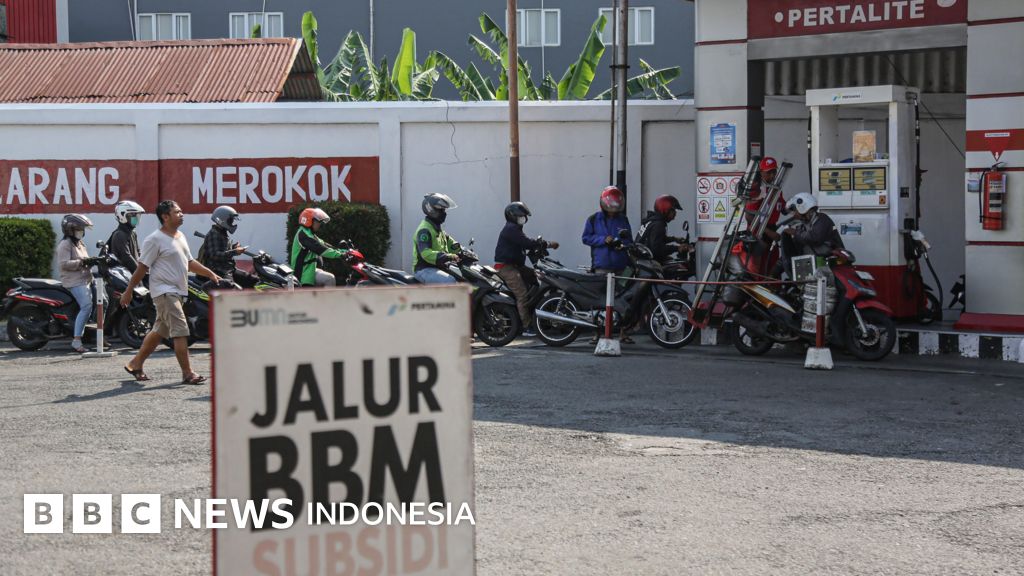 Antrean kendaraan saat mengisi BBM Pertalite di salah satu SPBU. Pemerintah kembali menggodok skema pembatasan subsidi yang kerap memicu kontroversi.