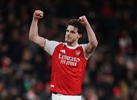 Gelandang Arsenal, Declan Rice, menunjukkan ekspresi tekad di lapangan hijau. Rice menjadikan sentimen negatif publik sebagai pendorong semangat tim untuk meraih gelar Liga Inggris.