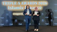 Direksi Pegadaian menerima penghargaan 'Best Sukuk-SME' di The Asset Triple A Islamic Finance Awards, simbol pengakuan global terhadap komitmen perusahaan untuk UMKM.