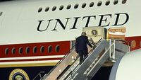 Presiden Donald Trump menaiki salah satu jet kepresidenan AS; ilustrasi ini menunjukkan kontras dengan laporan penggunaan jet yang lebih kecil dan tidak mencolok saat meninggalkan Turki karena alasan keamanan.