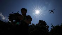 Drone berbekal pengeras suara dikerahkan di Provinsi Gyeongsang Utara, Korea Selatan, untuk memperingatkan petani lansia akan bahaya cuaca panas ekstrem. Inisiatif ini merupakan upaya proaktif pemerintah daerah untuk melindungi warganya yang rentan.