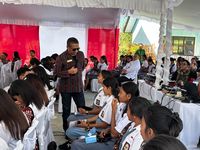 Duta Literasi Keuangan OJK memberikan edukasi tentang pengelolaan uang saku dan pentingnya menabung kepada pelajar di SMA Negeri 1 Rote Selatan, Rote Ndao.