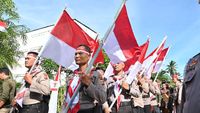 Petugas Polda Riau berinteraksi dengan warga saat menggelar pelayanan kesehatan dalam Ekspedisi Merah Putih di Dumai.