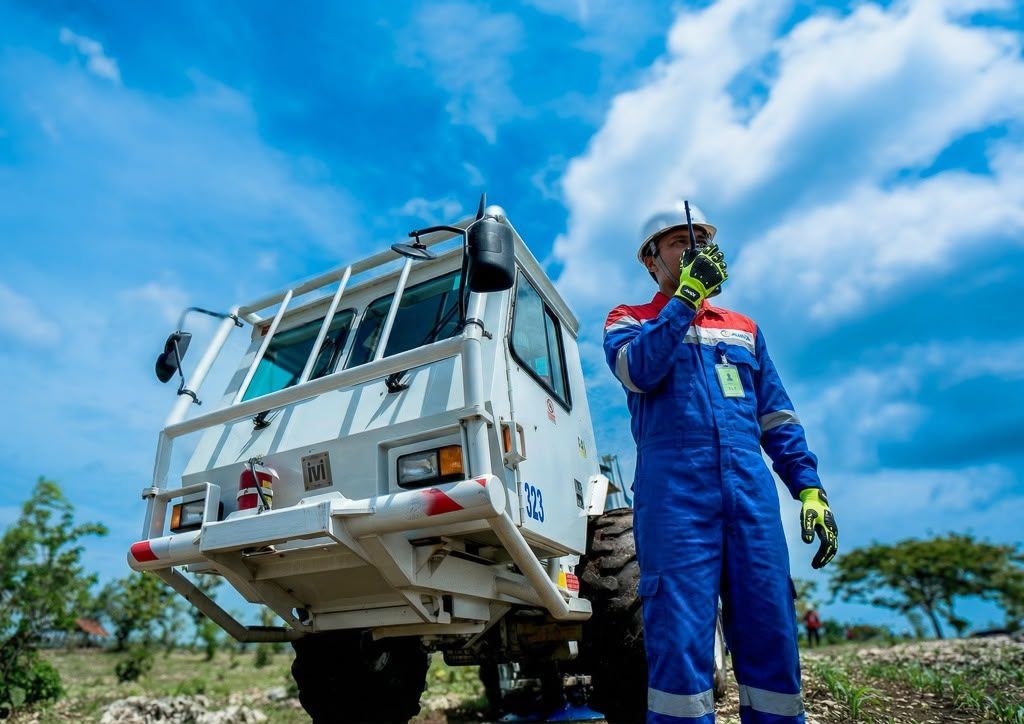 Teknologi canggih Elnusa memvisualisasikan lapisan batuan dan struktur geologi di bawah permukaan, kunci penemuan potensi energi tak terlihat.