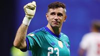 Kiper Aston Villa dan timnas Argentina, Emiliano Martinez, dalam salah satu aksinya di lapangan. Ia dikabarkan akan segera merapat ke Chelsea setelah kedua klub mencapai kesepakatan.