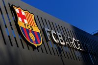 Julian Alvarez, penyerang muda Manchester City, menjadi kandidat utama untuk mengisi kekosongan lini serang Barcelona setelah kepergian Ferran Torres.