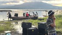 Tim peneliti BRIN saat melakukan investigasi di perairan Danau Batur, Bali, pasca insiden kematian massal ikan yang mencapai 25 ton.