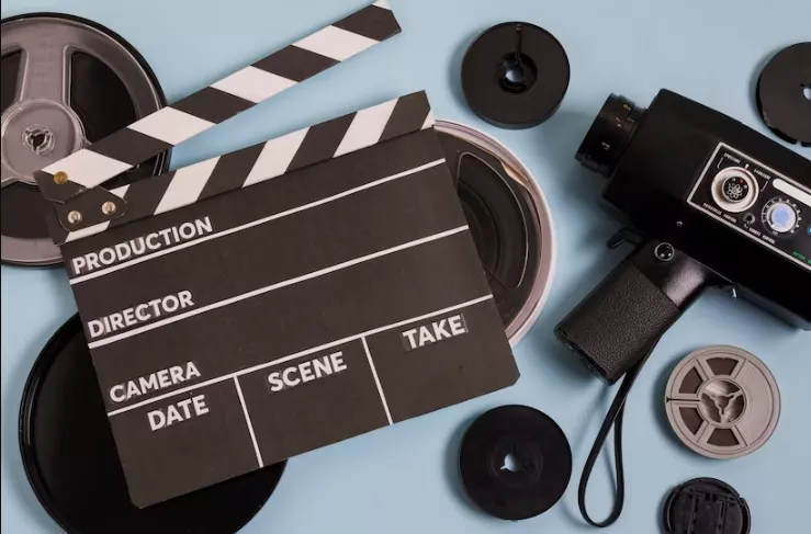 Seorang penonton keluar dari gedung bioskop, merefleksikan dinamika hubungan antara industri bioskop dan produsen film nasional di tengah kebijakan pajak baru.