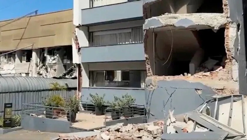 Tim penyelamat berupaya mencari korban selamat di tengah puing-puing bangunan yang runtuh pasca-gempa Magnitudo 7,4 di Kolombia Barat.