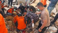 Gubernur NTT memimpin rapat koordinasi penanganan darurat bencana gempa bumi, mengarahkan distribusi bantuan untuk masyarakat terdampak.