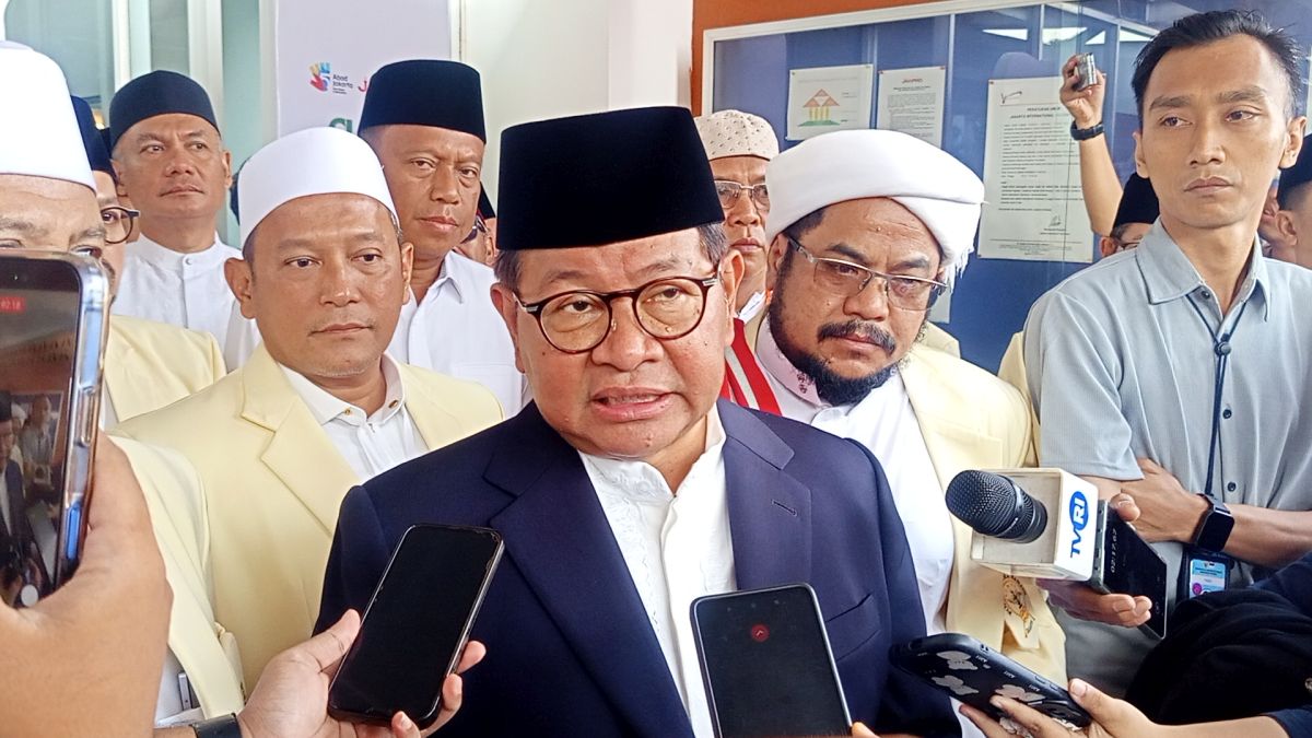 Kondisi jalanan di sekitar Pasar Induk Kramat Jati yang kerap dipadati aktivitas pedagang informal, menjadi sorotan pasca-kecelakaan fatal yang menewaskan seorang pelajar.