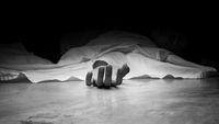Petugas kepolisian mengamankan area penemuan jasad tanpa kaki di Pancoran Mas, Depok, yang diduga korban mutilasi untuk proses olah TKP.