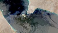 Kapal kargo melintasi Selat Bab Al Mandab, jalur pelayaran strategis yang kini rawan serangan Houthi.