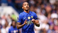 Joao Pedro (tengah) dalam aksinya, menampilkan performa tak lazim yang mencakup gol, assist, dan gol bunuh diri, saat Chelsea menghadapi Brighton & Hove Albion di Liga Premier.
