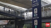 Dua JPO di Jalan HR Rasuna Said, Jakarta Selatan, yang berdiri berdampingan namun tidak tersambung, menjadi sorotan warga dan pengamat tata kota.