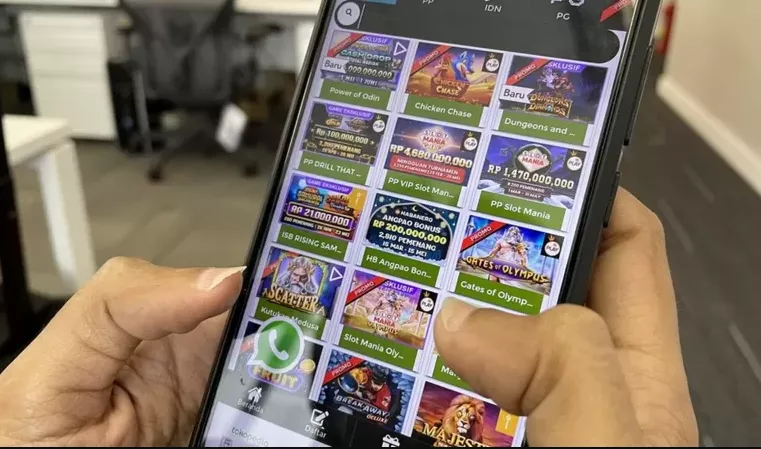 Ilustrasi uang dan logo Kementerian Sosial serta Pusat Pelaporan dan Analisis Transaksi Keuangan (PPATK) menunjukkan kolaborasi dalam mengungkap kasus penyalahgunaan dana bansos untuk judi online.